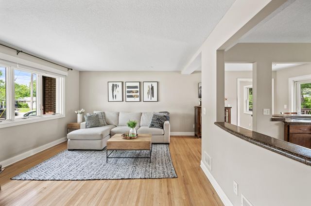 6301 France Avenue S, Edina, MN 55410