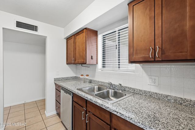 660 E River Road W, Tucson, AZ 85704