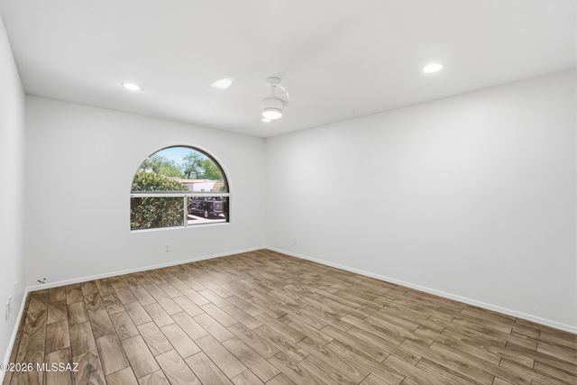 660 E River Road W, Tucson, AZ 85704