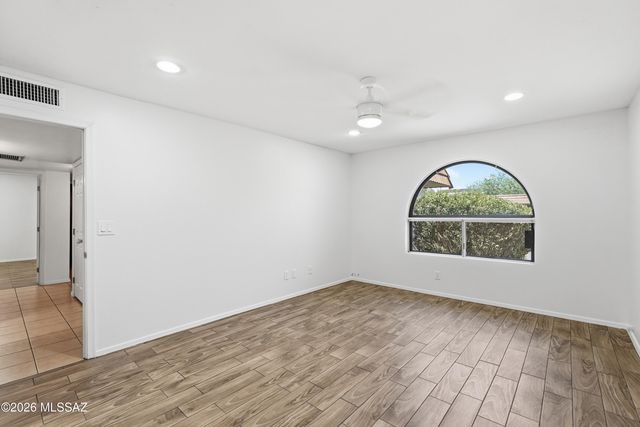 660 E River Road W, Tucson, AZ 85704