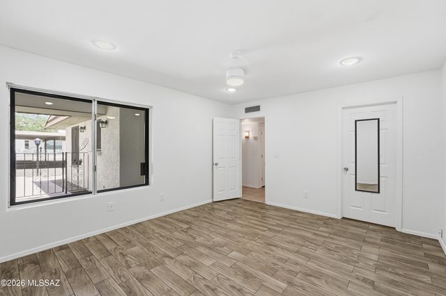 660 E River Road W, Tucson, AZ 85704