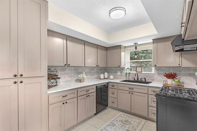 906 Broad Ripple Drive, Huffman, TX 77336