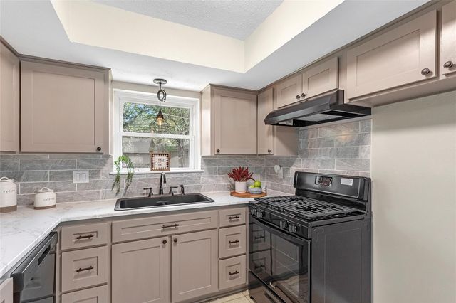 906 Broad Ripple Drive, Huffman, TX 77336