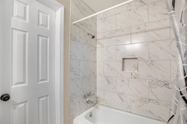 906 Broad Ripple Drive, Huffman, TX 77336