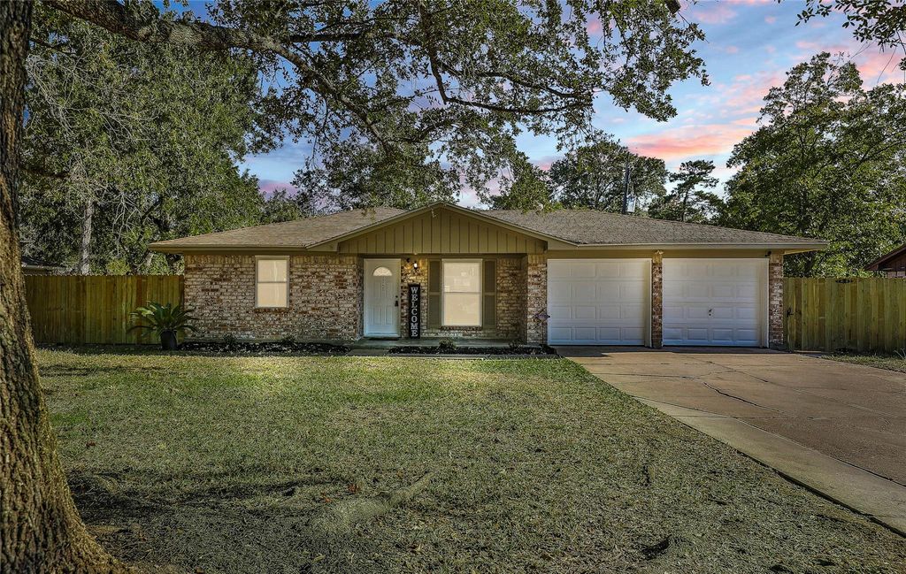 906 Broad Ripple Drive, Huffman, TX 77336