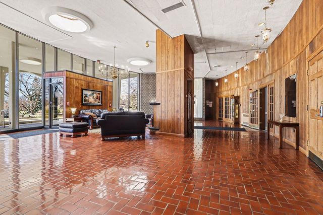 20 N Tower Road 4C, Oak Brook, IL 60523