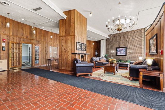 20 N Tower Road 4C, Oak Brook, IL 60523