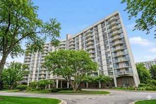 20 N Tower Road 4C, Oak Brook, IL 60523