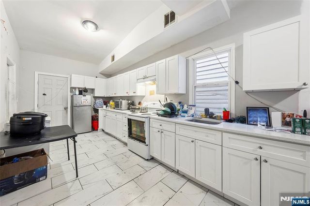 152 10th Street, Newark, NJ 07107