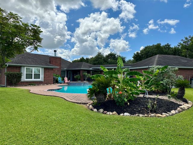 1614 Avenue Q, Santa Fe, TX 77510
