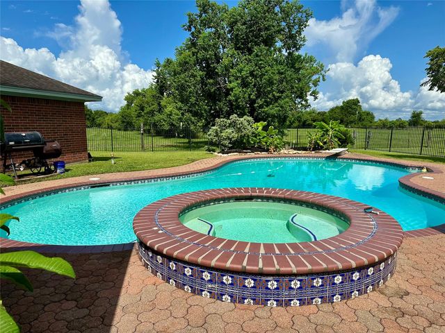 1614 Avenue Q, Santa Fe, TX 77510