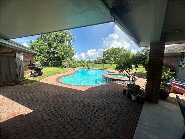 1614 Avenue Q, Santa Fe, TX 77510
