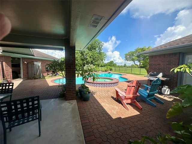 1614 Avenue Q, Santa Fe, TX 77510