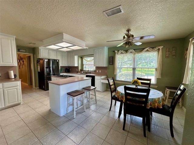 1614 Avenue Q, Santa Fe, TX 77510