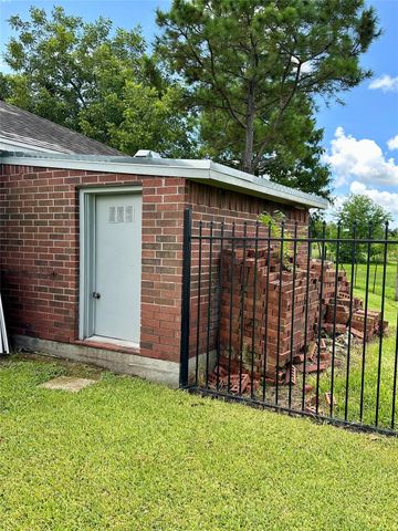 1614 Avenue Q, Santa Fe, TX 77510