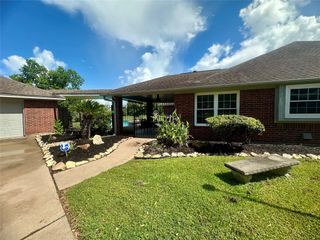 1614 Avenue Q, Santa Fe, TX 77510