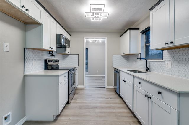 821 Sequoia Drive, Lancaster, TX 75146