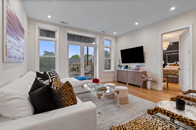 1938 W Augusta Boulevard 304, Chicago, IL 60622