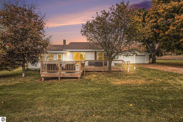 8142 W 32 Road, Harrietta, MI 49638