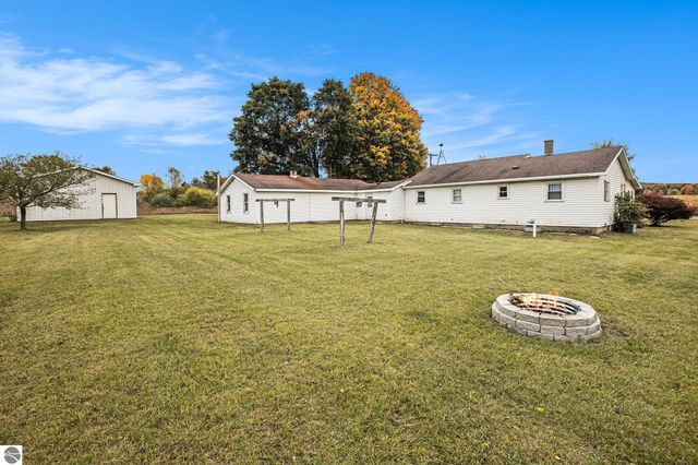 8142 W 32 Road, Harrietta, MI 49638