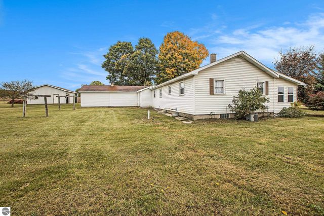 8142 W 32 Road, Harrietta, MI 49638