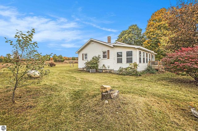 8142 W 32 Road, Harrietta, MI 49638