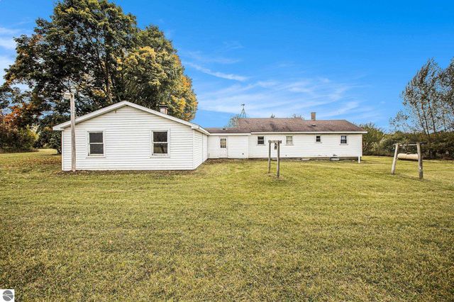 8142 W 32 Road, Harrietta, MI 49638