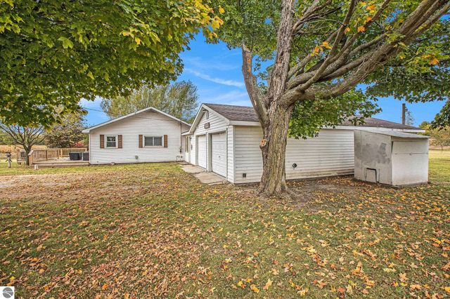 8142 W 32 Road, Harrietta, MI 49638