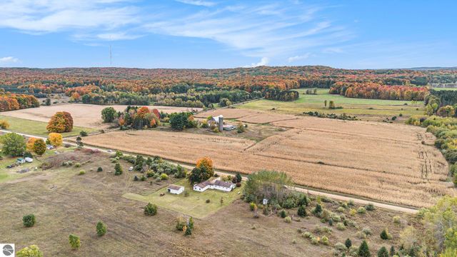 8142 W 32 Road, Harrietta, MI 49638