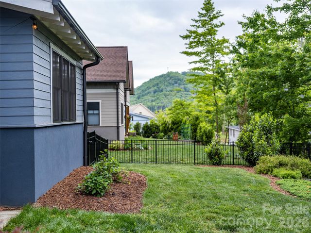 9 Ashe Park Circle, Asheville, NC 28806