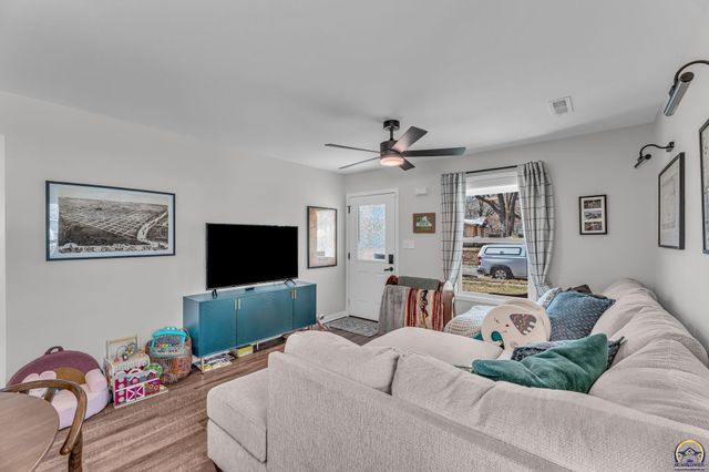 916 SW Warren AVE, Topeka, KS 66606