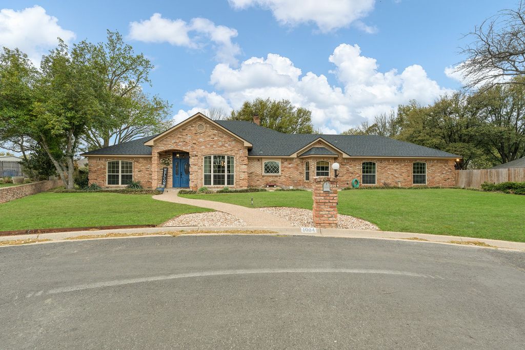 1004 Canyon Court, Cleburne, TX 76033