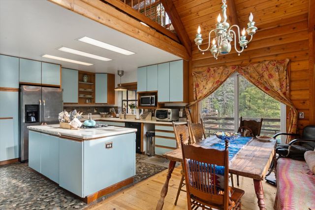 200 Button Road, Weaverville, CA 96093