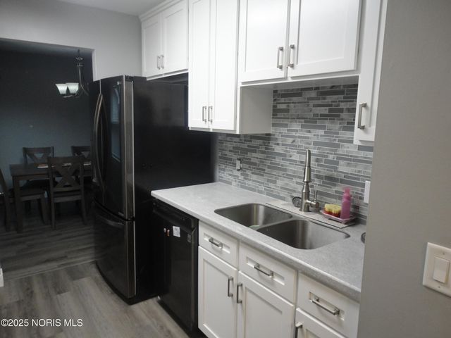 1228 Eastland Drive, Oregon, OH 43616