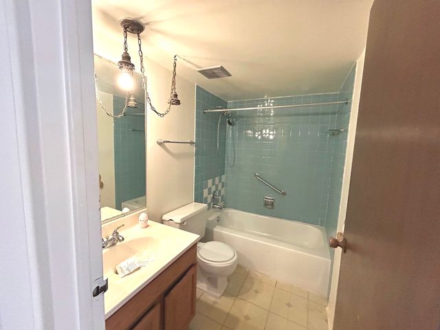 400 Park Avenue 211, Calumet City, IL 60409