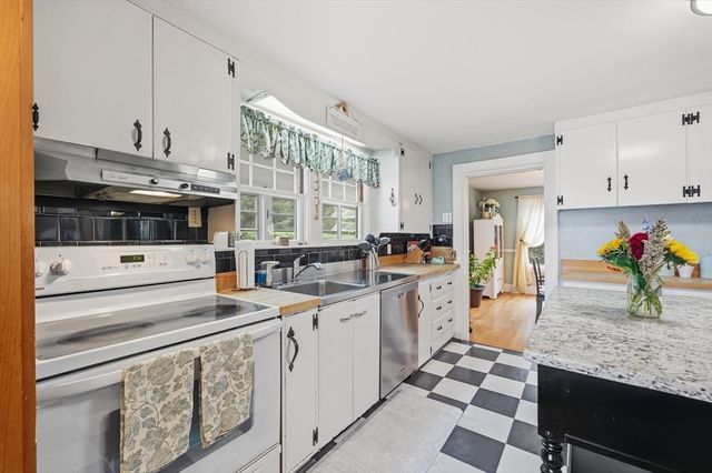 3 Bay Edge Dr, Worcester, MA 01604