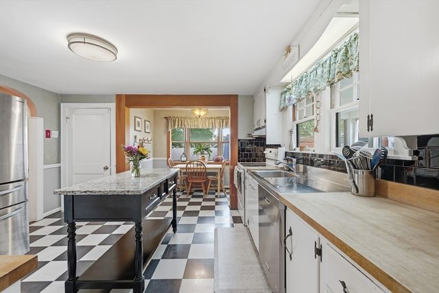 3 Bay Edge Dr, Worcester, MA 01604