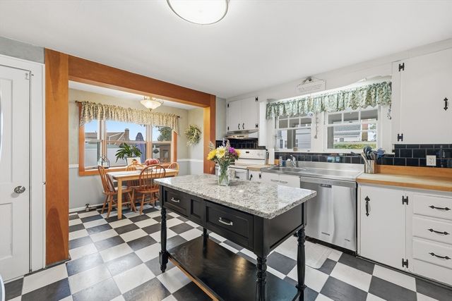 3 Bay Edge Dr, Worcester, MA 01604
