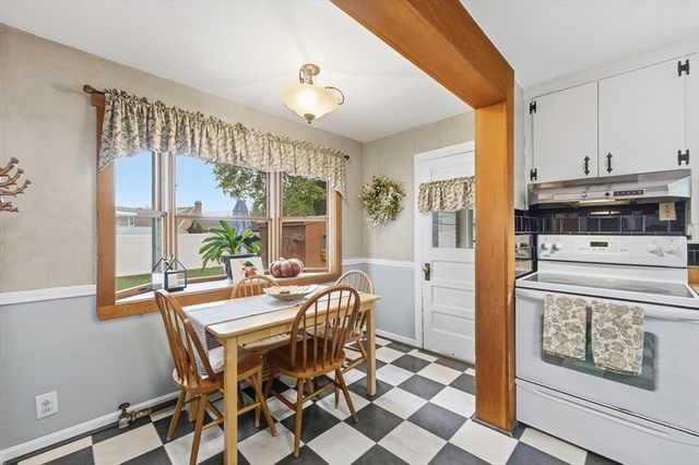 3 Bay Edge Dr, Worcester, MA 01604