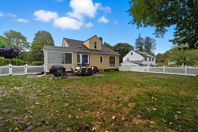 3 Bay Edge Dr, Worcester, MA 01604