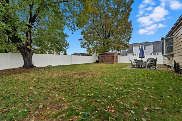 3 Bay Edge Dr, Worcester, MA 01604