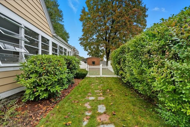 3 Bay Edge Dr, Worcester, MA 01604
