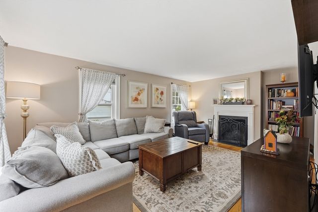3 Bay Edge Dr, Worcester, MA 01604