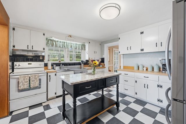 3 Bay Edge Dr, Worcester, MA 01604