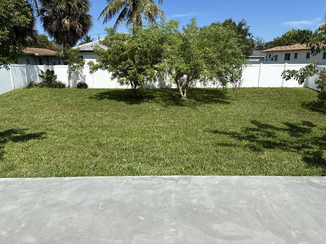 300 NW 17TH Avenue, Pompano Beach, FL 33069