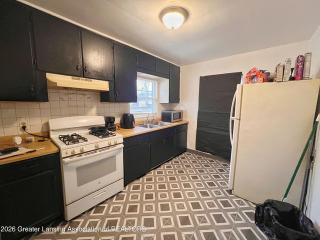 1022 Persons Court, Lansing, MI 48906