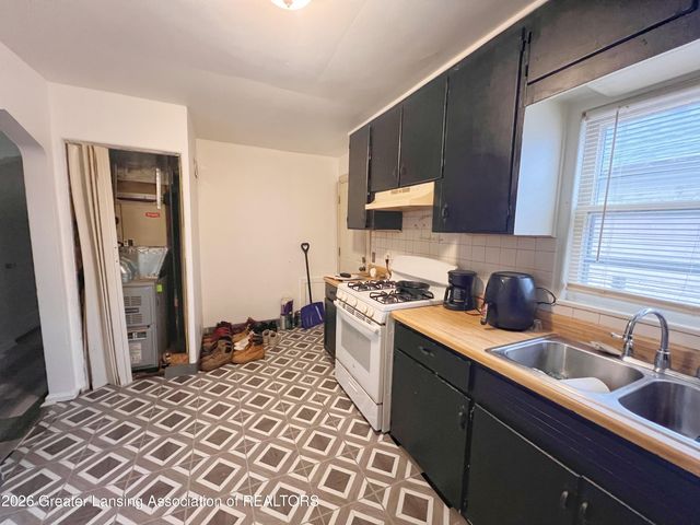 1022 Persons Court, Lansing, MI 48906