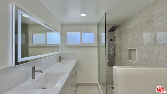 15207 Dickens Street 5, Sherman Oaks, CA 91403