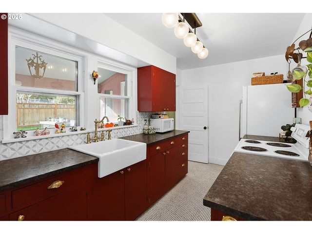 108 E 13TH St, The Dalles, OR 97058