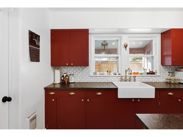 108 E 13TH St, The Dalles, OR 97058